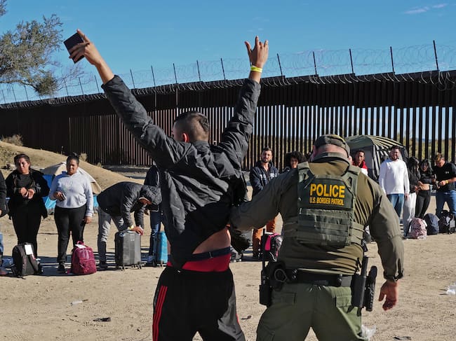 La cancillería mexicana confirmó la presentación de denuncias ante el Departamento de Justicia por la muerte de mexicanos bajo custodia de la autoridad migratoria.
(Foto: Nick Ut/Getty Images)