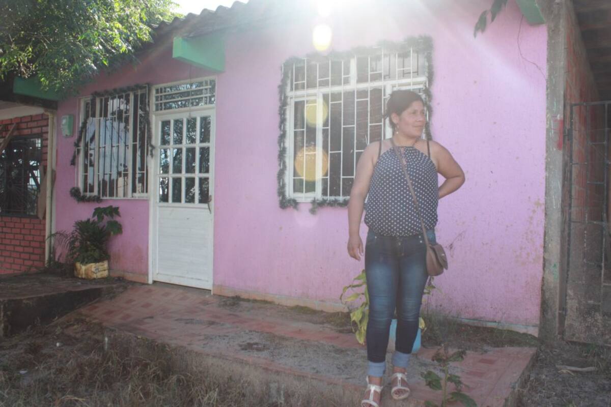 Las remesas se acabaron, las ayudas son escasas y las necesidades se mantienen. No hay trabajo y la posibilidad de una vivienda nueva se enredó entre tanta promesa, de ahí que la única solución es regresar, así no se pueda dormir.