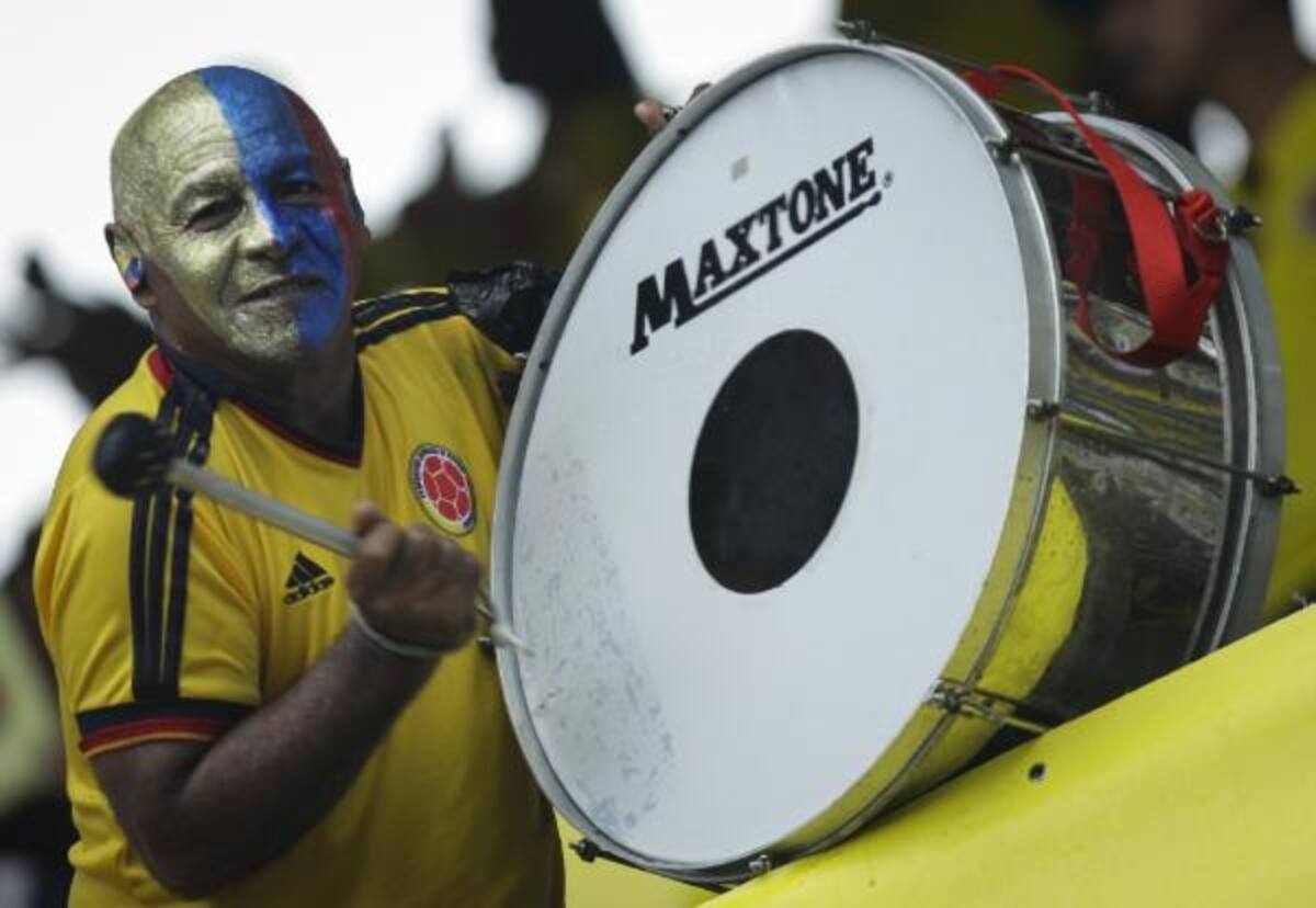 A pesar de la fuerte lluvia que cayó en Barranquilla, los aficionados llegan al estadio Metropolitano para apoyar a la Selección Colombia en su partido ante Perú. Foto: Colprensa
