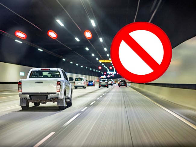 Carros en un túnel // Logo de prohibido // Getty Images