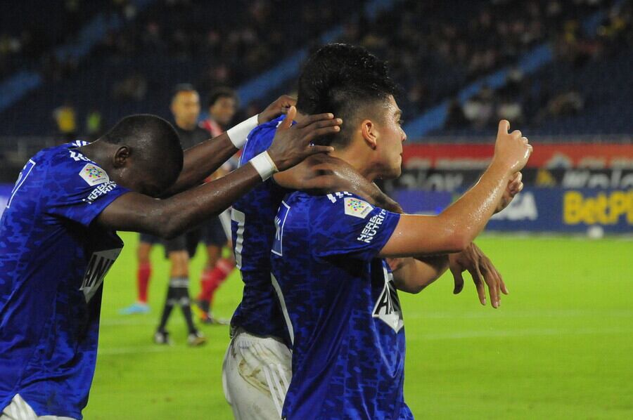 Carlos Andrés Gómez y Daniel Ruiz celebran un gol para Millonarios / Colprensa