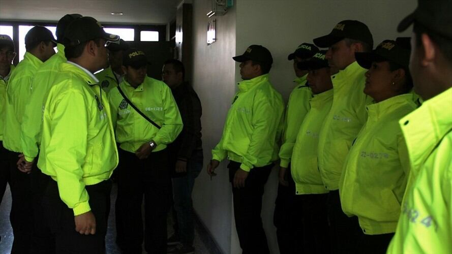 Los oficiales le exigían $40 millones a un ciudadano para no hacer efectiva una supuesta orden de captura internacional. Foto: Colprensa