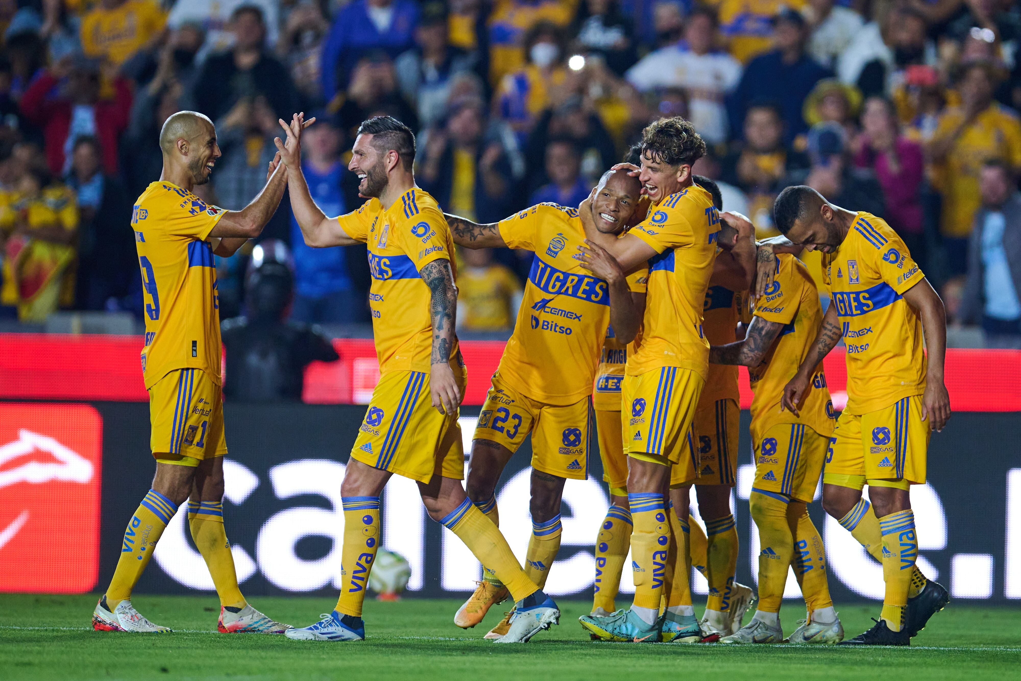 Luis Quiñones festeja junto a sus compañeros uno de sus dos goles ante Pachua / Twitter: @TigresOficial