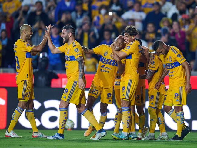 Luis Quiñones festeja junto a sus compañeros uno de sus dos goles ante Pachua / Twitter: @TigresOficial