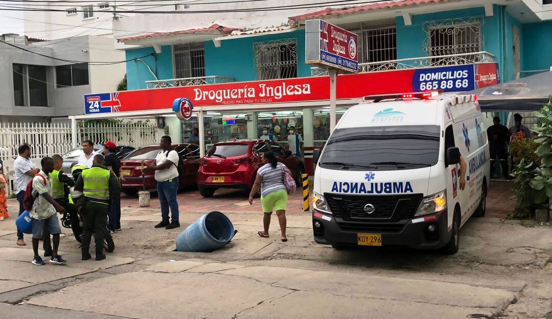 En el inmueble de propiedad de Medihelp, se le está brindando protección a un adulto mayor mientras autoridades liberan los cerrojos