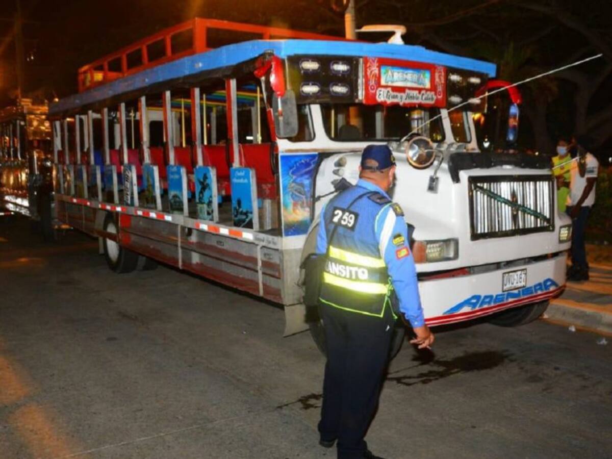 Comparendos a chivas turísticas por documentación vencida en Cartagena