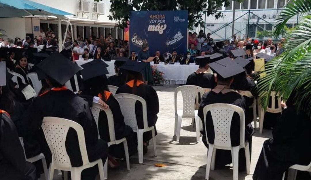 La ceremonia se realizó en el patio de la sede de Zaragocilla ante la interrupción del servicio de energía y la falta de una planta eléctrica
