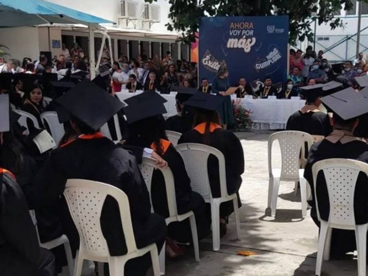 Estudiantes de la UniCartagena tomaron grado bajo inclemente sol
