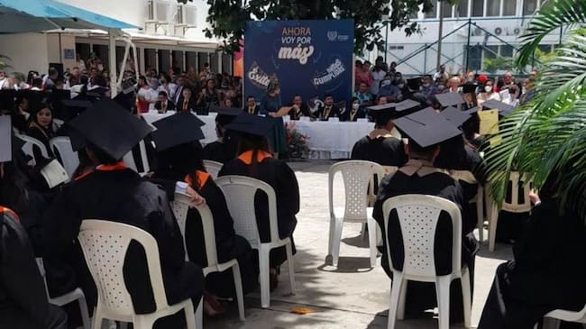 La ceremonia se realizó en el patio de la sede de Zaragocilla ante la interrupción del servicio de energía y la falta de una planta eléctrica