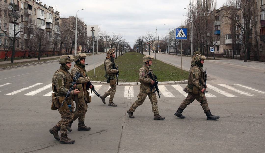 Patrulla de tropas ucranianas en las calles del país.                 Foto: Getty 