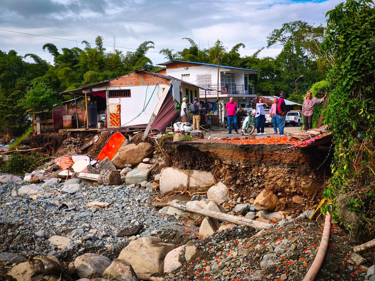 La creciente del río Guadalajara afectó la vía Crucebar (La María), en zona rural de Buga.