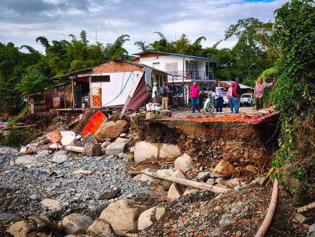 La creciente del río Guadalajara afectó la vía Crucebar (La María), en zona rural de Buga.