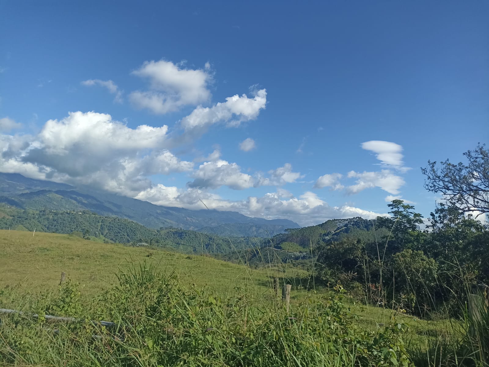 Hermosos paisajes del Quindío, la mezcla del azul y el verde desde Boquia en Salento.
