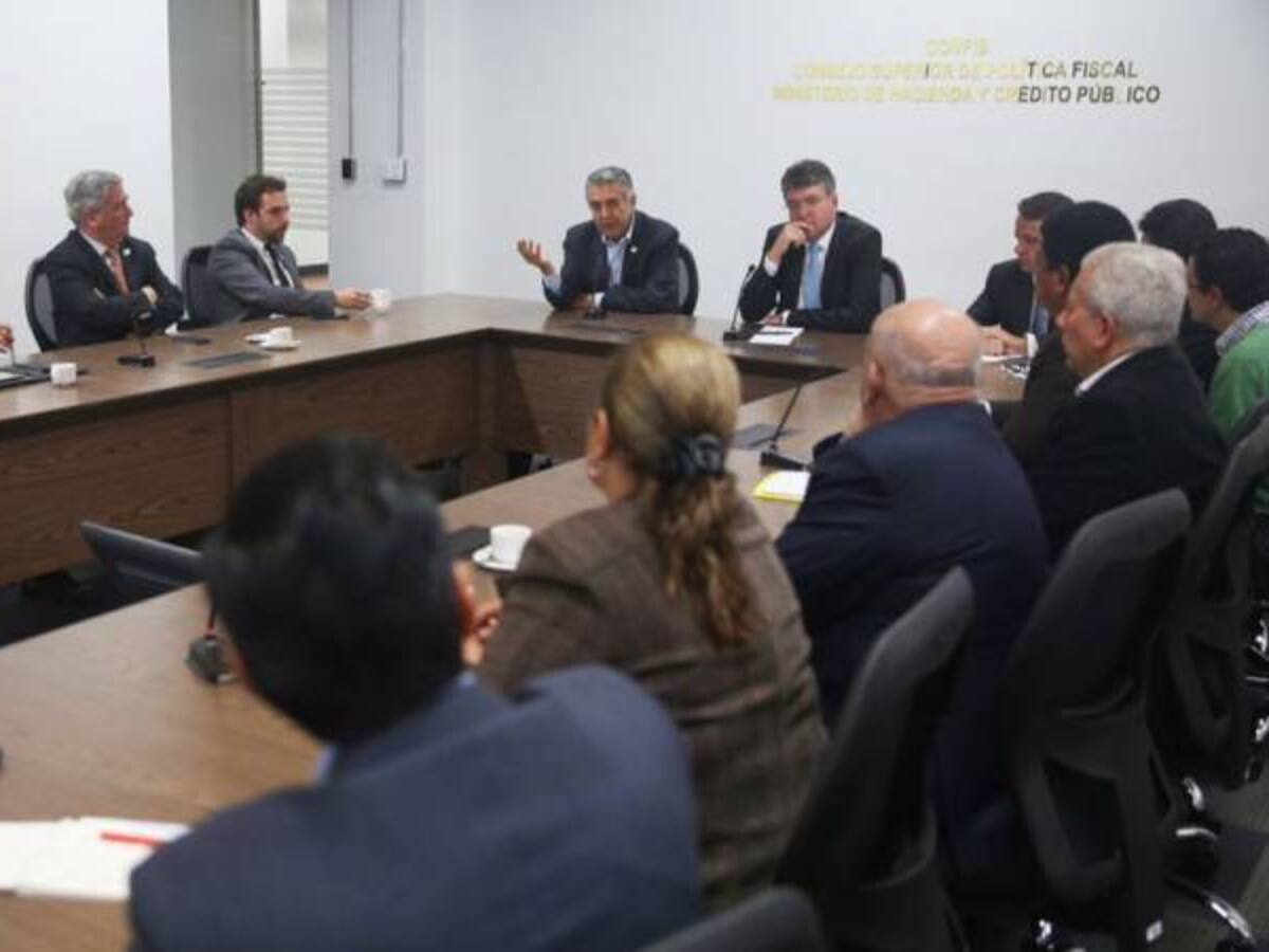 Gobierno adelanta consultas con trabajadores y empresarios para definir salario mínimo