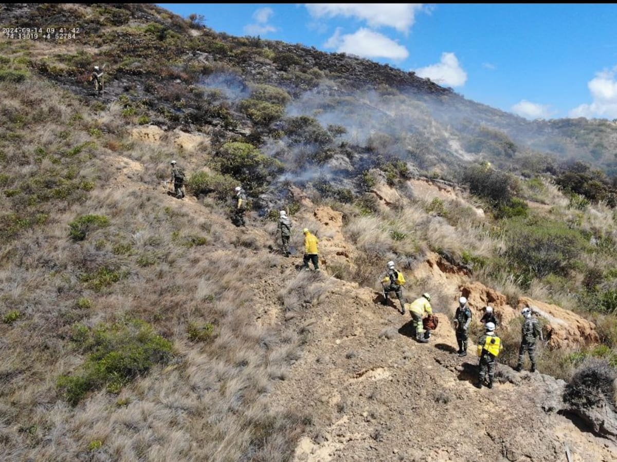 Bomberos siguen controlando el incendio cerca al relleno sanitario Doña Juana