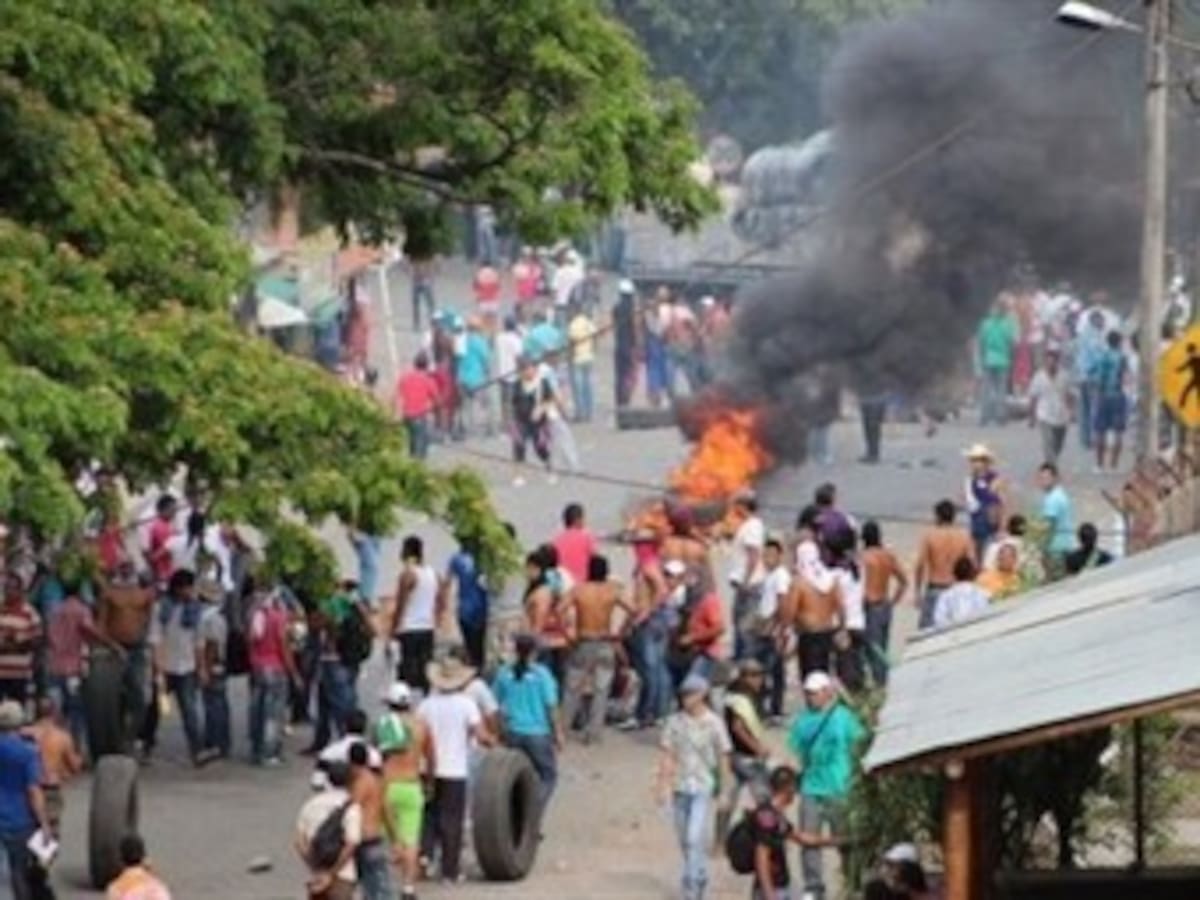 Manifestantes quemaron local comercial y saquearon una bodega en Zaragoza
