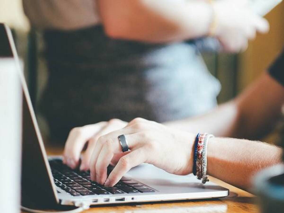 Hombre es víctima de una infidelidad y se lo hace saber a toda la oficina