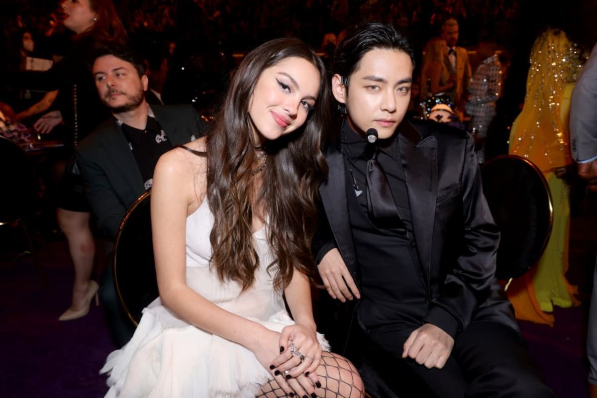 V posando junto a Olivia Rodrigo. 