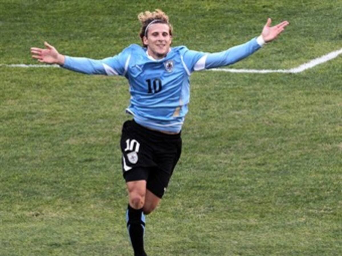 Diego Forlán iguala a Scarone como máximo goleador en la historia de Uruguay