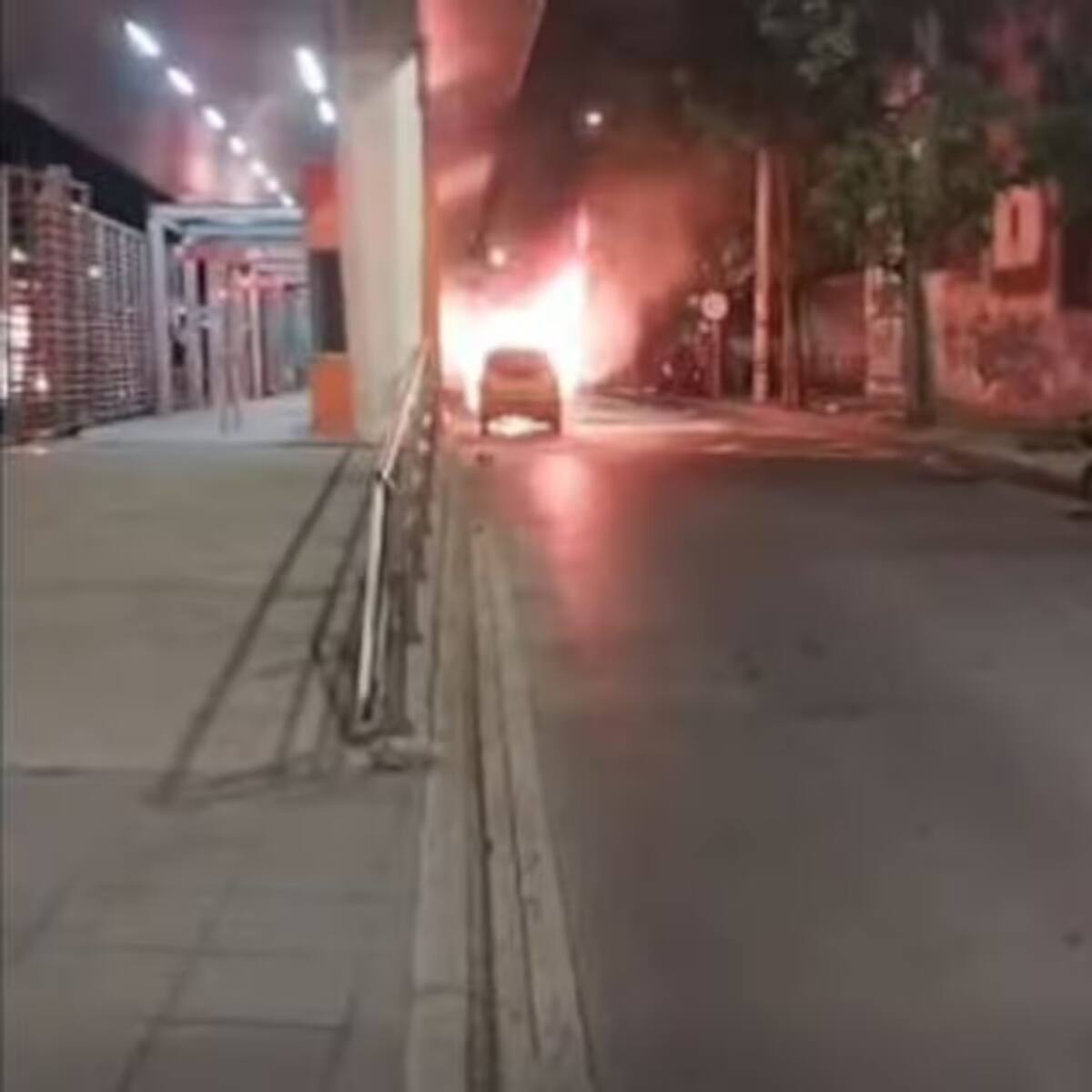 Taxi quedó en pérdida total tras incendio cerca a la bomba El Gallo