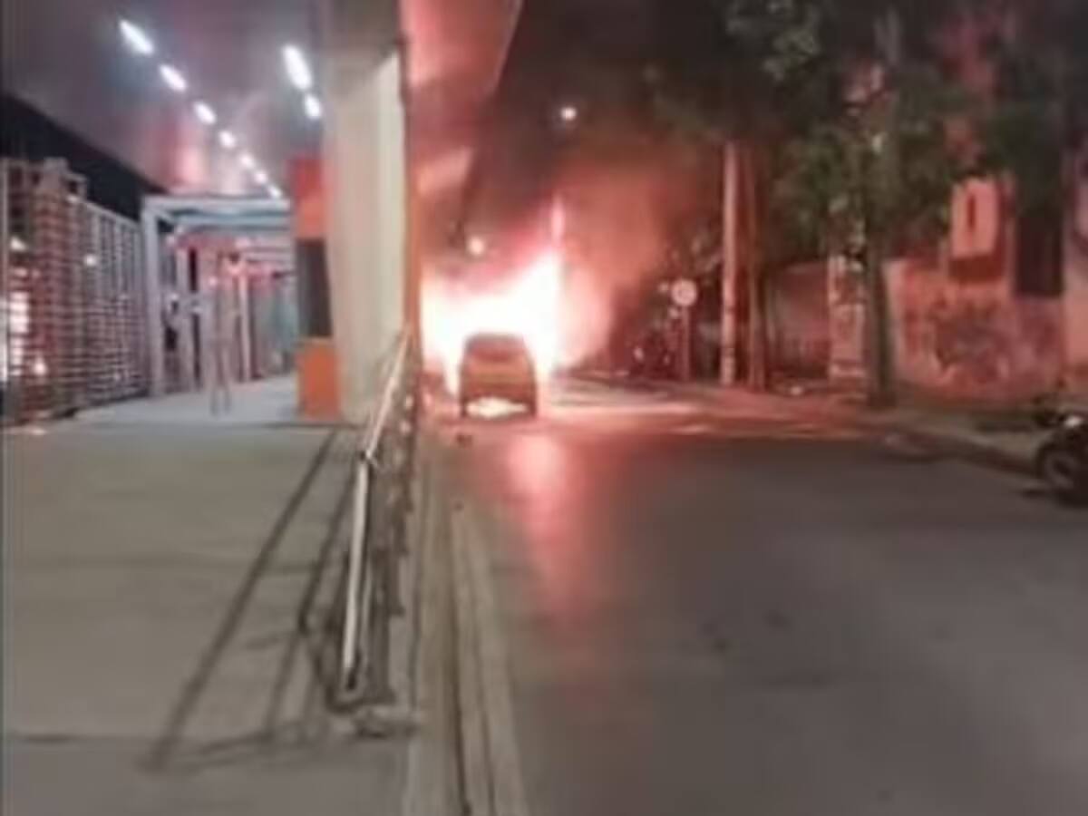 Taxi quedó en pérdida total tras incendio cerca a la bomba El Gallo