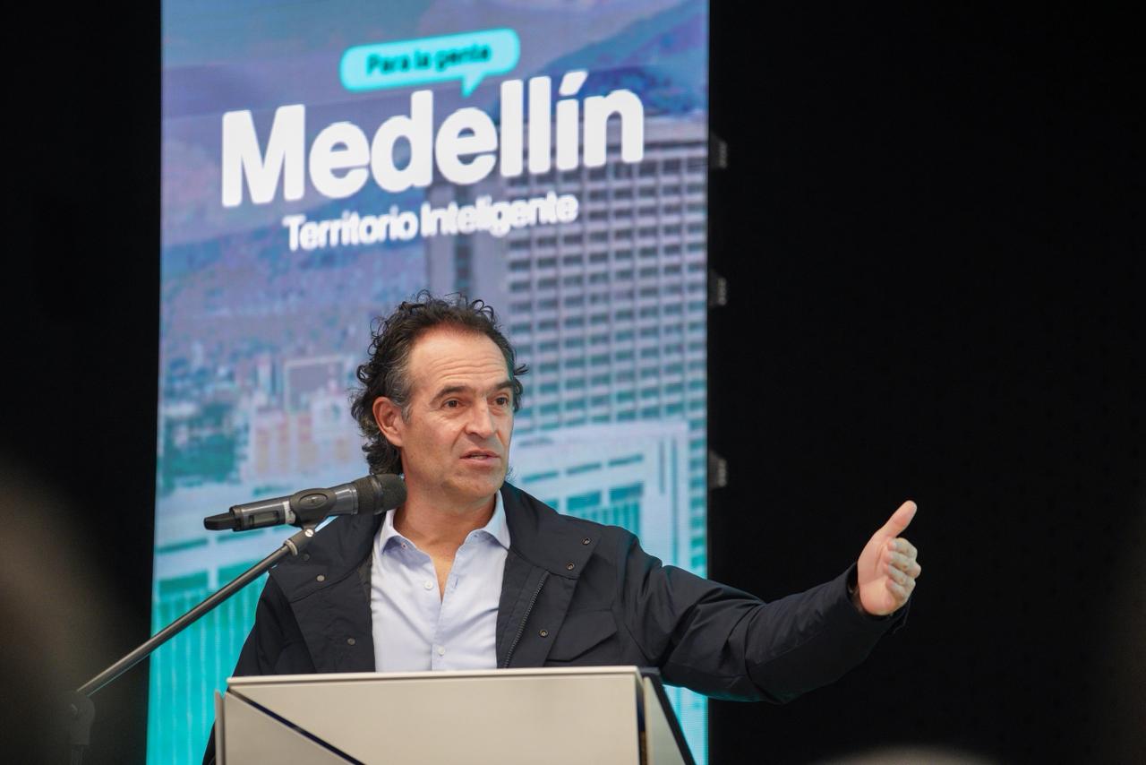 “En menos de 2 meses todas las instituciones educativas van a estar navegando a 900 megas simétricas”: Federico Gutiérrez | Foto: Caracol Radio