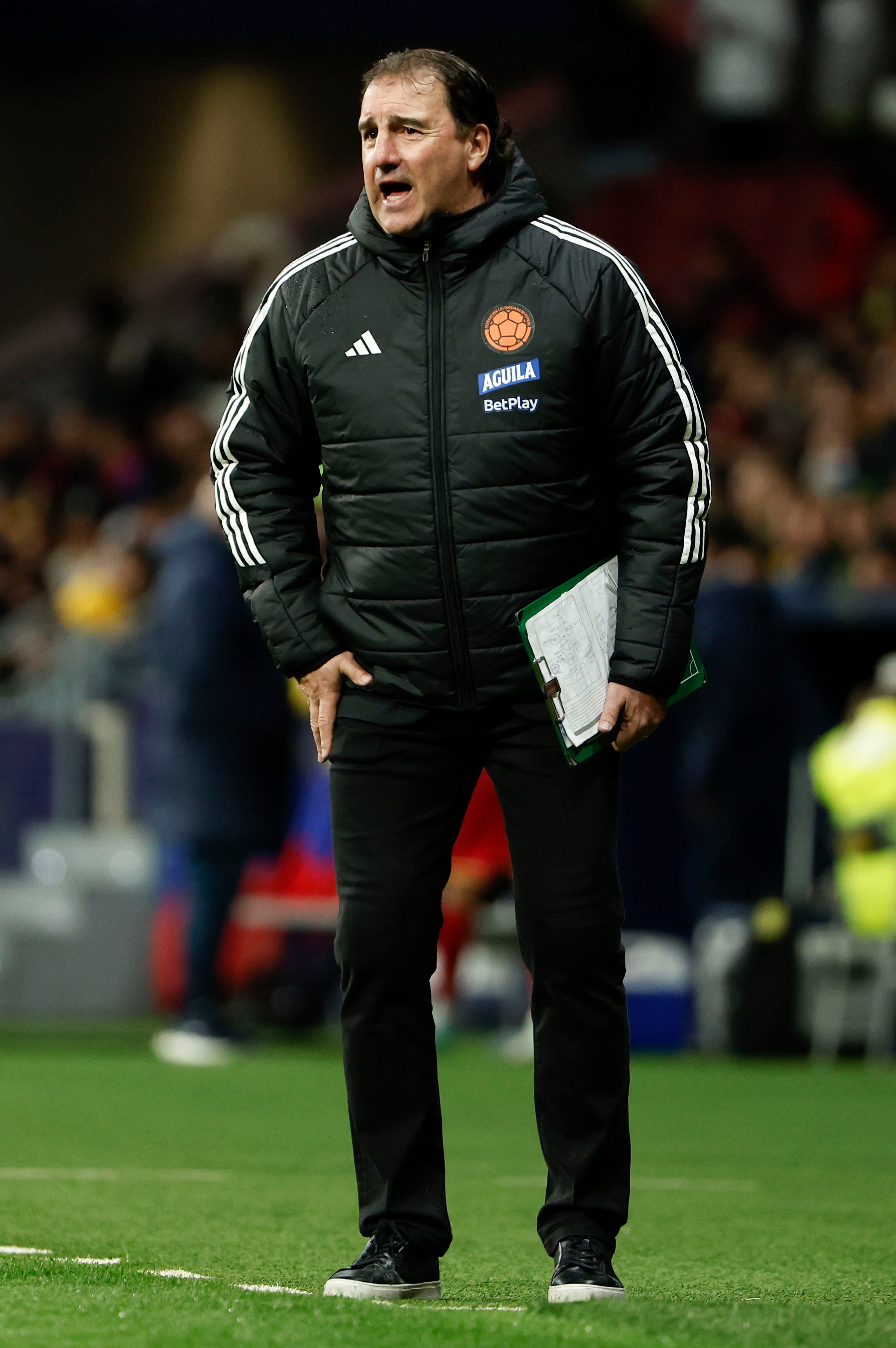 MADRID, 26/03/2024.- El seleccionador de Colombia, Néstor Lorenzo, da instrucciones durante el partido amistoso que las selecciones de fútbol de Colombia y Rumanía disputan hoy martes en el estadio Metropolitano, en Madrid. EFE/Sergio Pérez