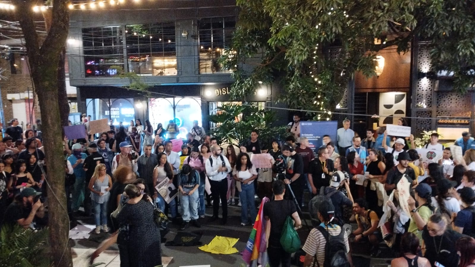 Protesta frente al hotel Gotham. Foto: Caracol Radio.