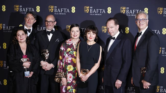 LONDON (United Kingdom), 16/02/2025.- (L-R) Tessa Ross, Peter Straughan, Edward Berger, Isabella Rossellini, Juliette Howell, Ralph Fiennes and Michael Jackman pose in the press room with the Best Film award for 'Conclave' during the BAFTA Film Awards at the Royal Festival Hall in London, Britain, 16 February 2025. The ceremony is hosted by the British Academy of Film and Television Arts (BAFTA). (Cine, Reino Unido, Londres) EFE/EPA/TOLGA AKMEN