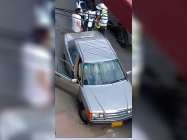En video fue captado un presunto soborno a un agente de tránsito en Cali