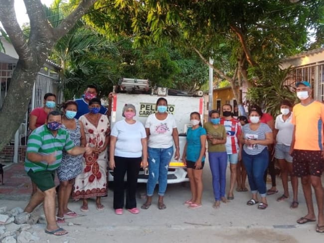 Los vecinos del barrio Los Fundadores de Soledad mantienen una camioneta retenida de la empresa Air-e por la falta de energía.