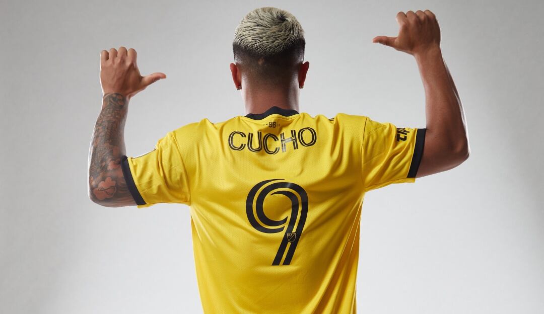 Juan Camilo Hernández posa con la camiseta de su nuevo equipo.