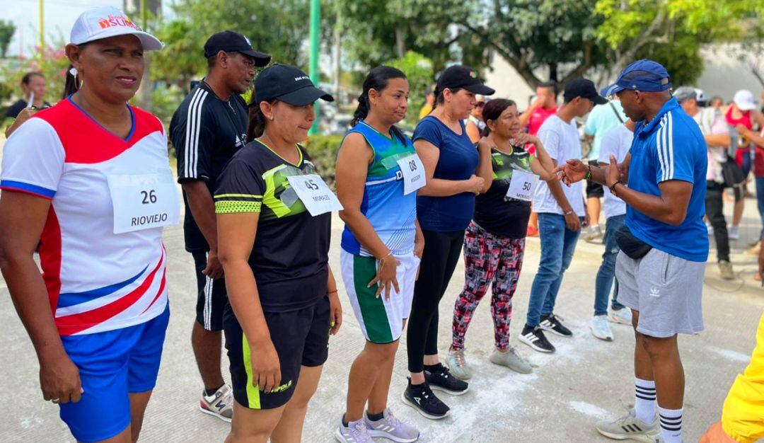 Una fiesta deportiva y cultural a ritmo de alegría y tamboras para potenciar la labor docente