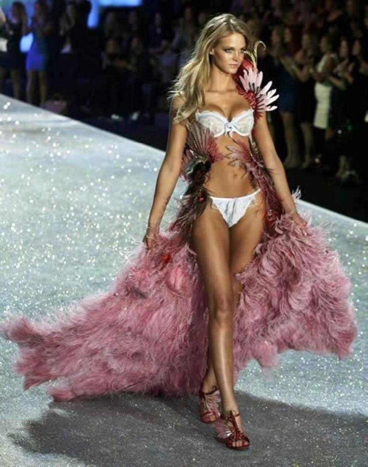 La modelo Erin Heatherton de Estados Unidos luce una creación de la marca de lencería Victoria's Secret