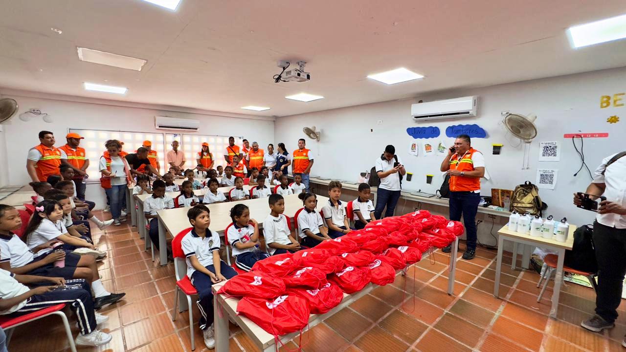Veolia realiza intercambio de materiales aprovechables por kits escolares en la I.E Manuela Vergara de Curi, para incentivar el reciclaje y resaltar la labor de los recicladores