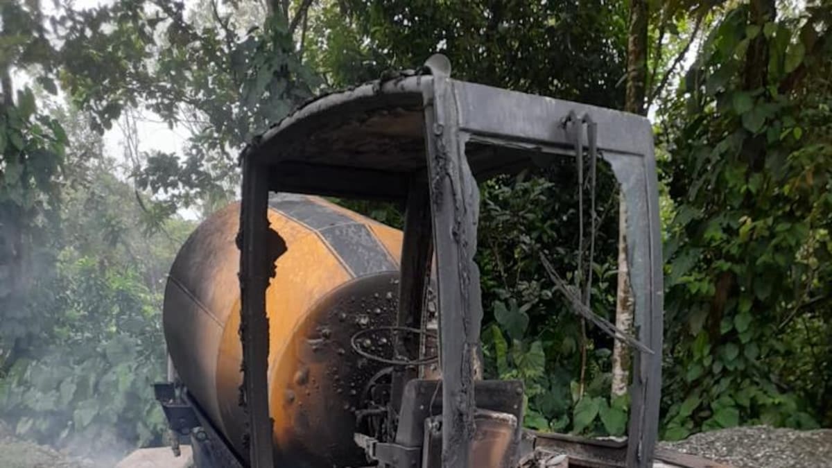 Grupos armados queman maquinaria amarilla que rehabilitaba la antigua vía Simón Bolívar