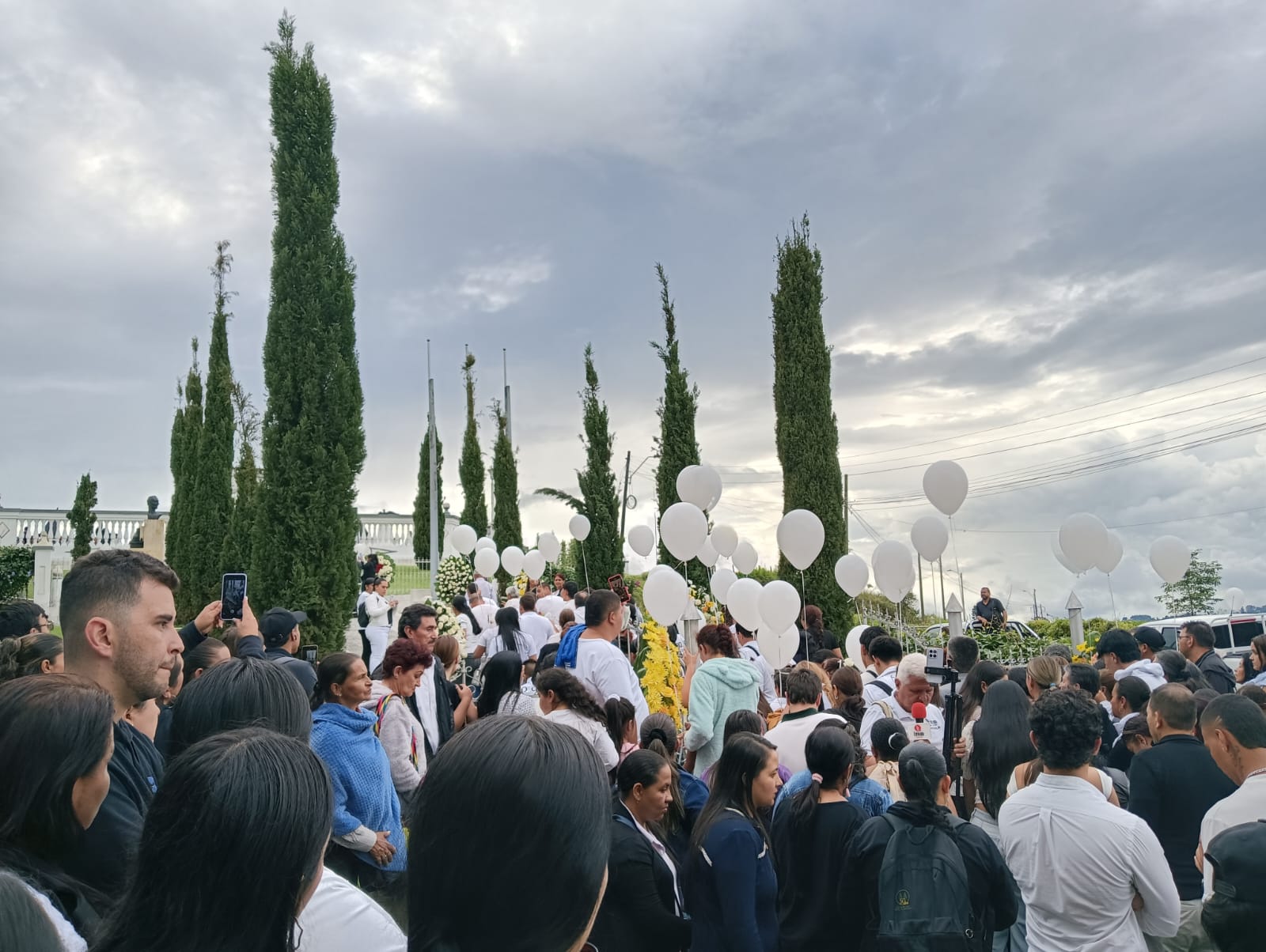 Con globos blancos fue despedida Nicole Vargas en Circasia la joven que murió en un accidente de tránsito en autopistas del café  Foto: Adrián Trejos