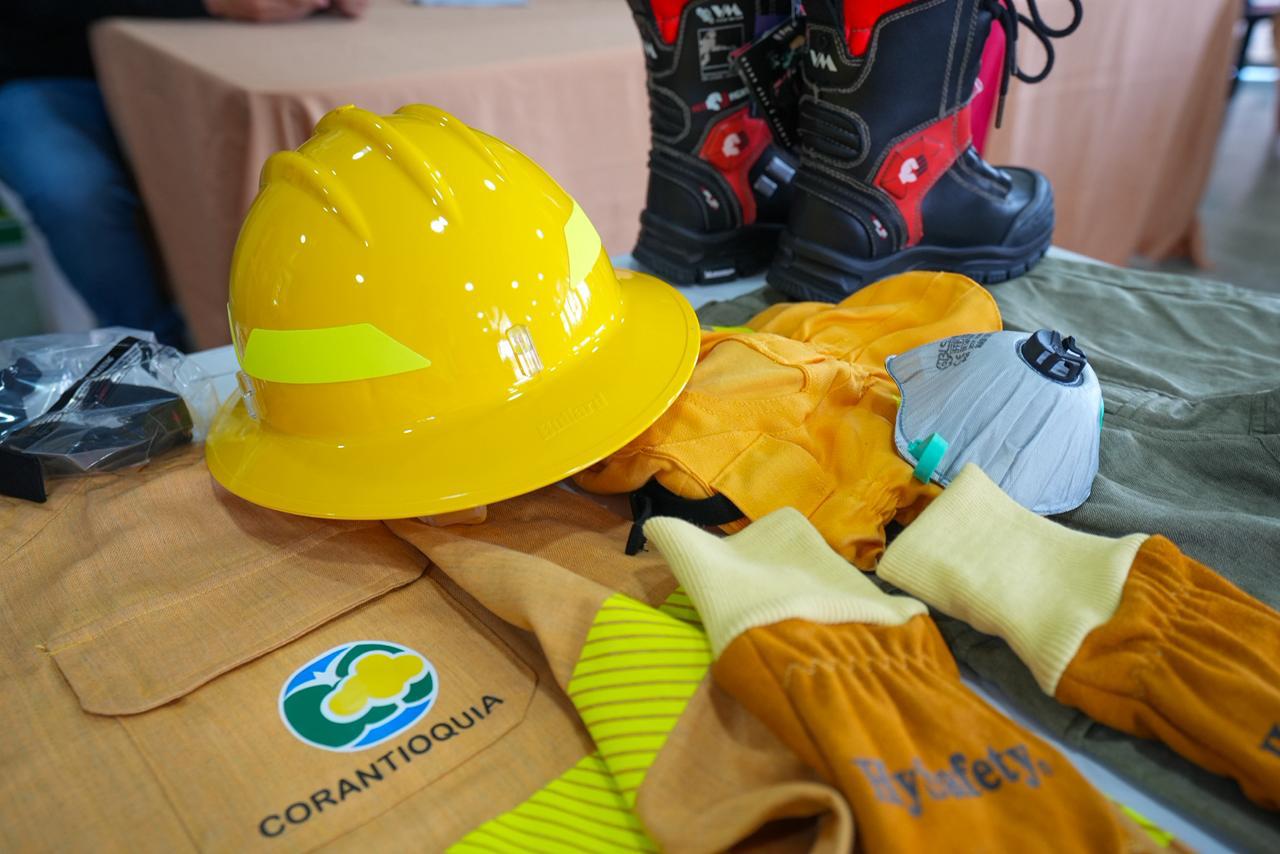 Entrega de equipo a bomberos en Antioquia. Foto: Cortesía, Corantioquia