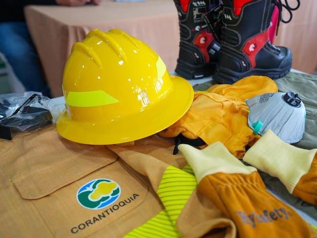 Entrega de equipo a bomberos en Antioquia. Foto: Cortesía, Corantioquia