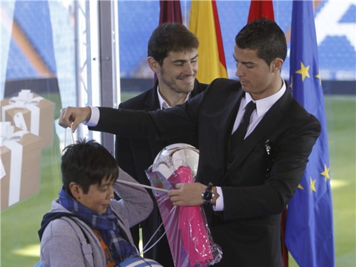 Casillas y Cristiano entregan regalos a los niños