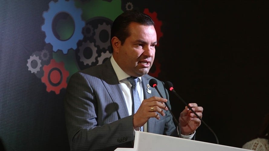 El helicóptero donde viajaba el gobernador de Santander Didier Tavera hacia el municipio de Vélez, tuvo que aterrizar de emergencia en el municipio de Barbosa. Foto: Colprensa