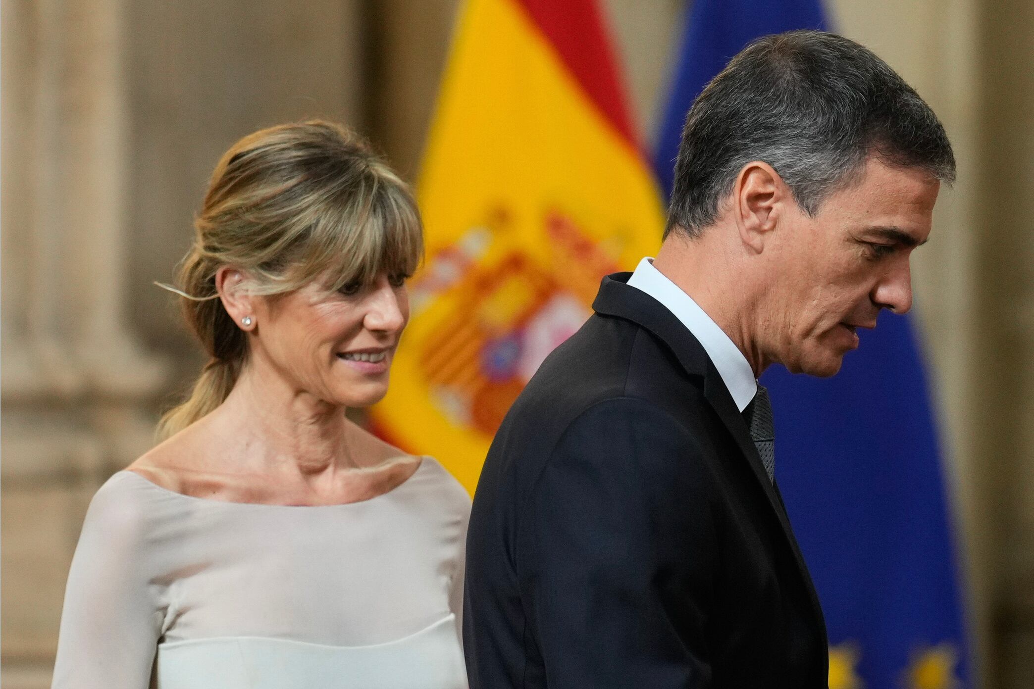 El presidente del Gobierno español, Pedro Sánchez (d), junto a su esposa Begoña Gómez (i). 

EFE/Borja Sánchez-Trillo