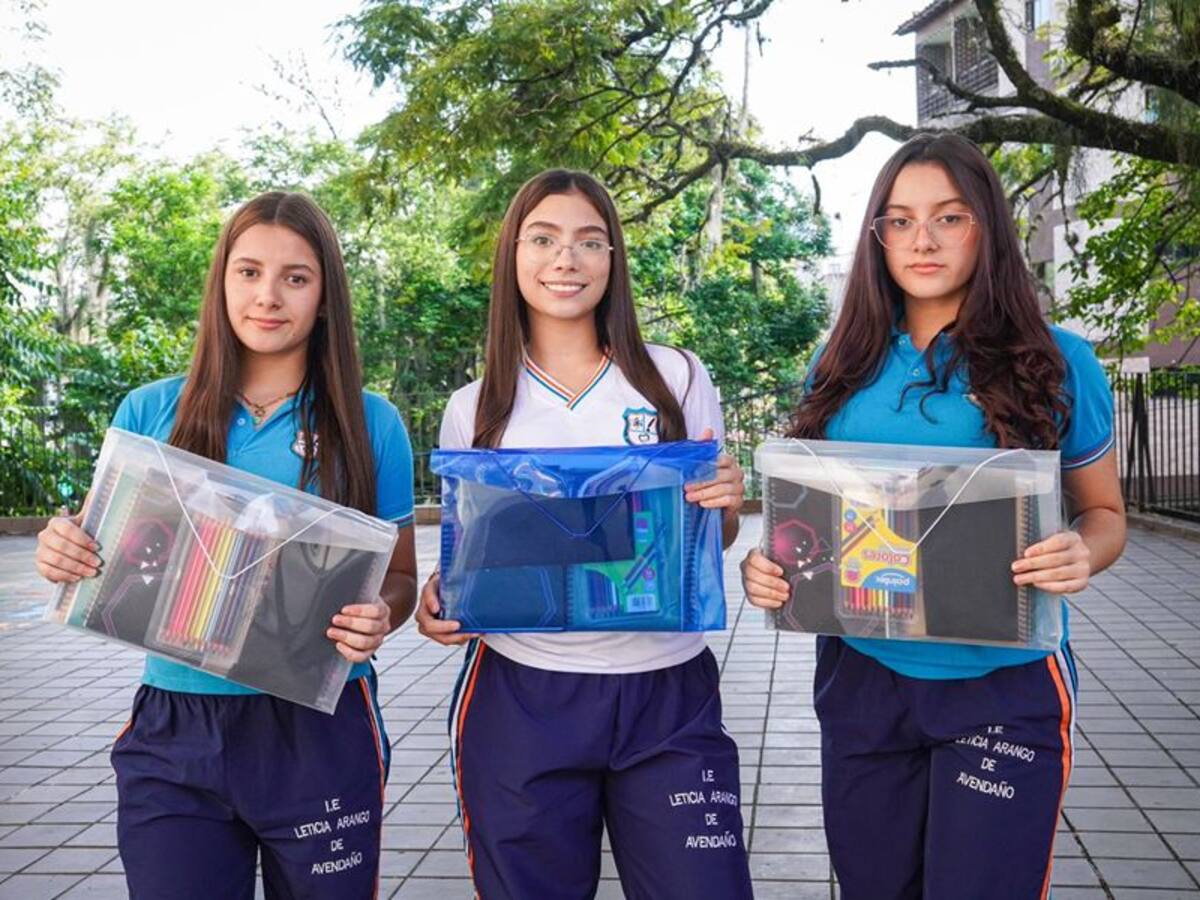 Envigado inicia el año escolar con la entrega de 13.800 kits escolares