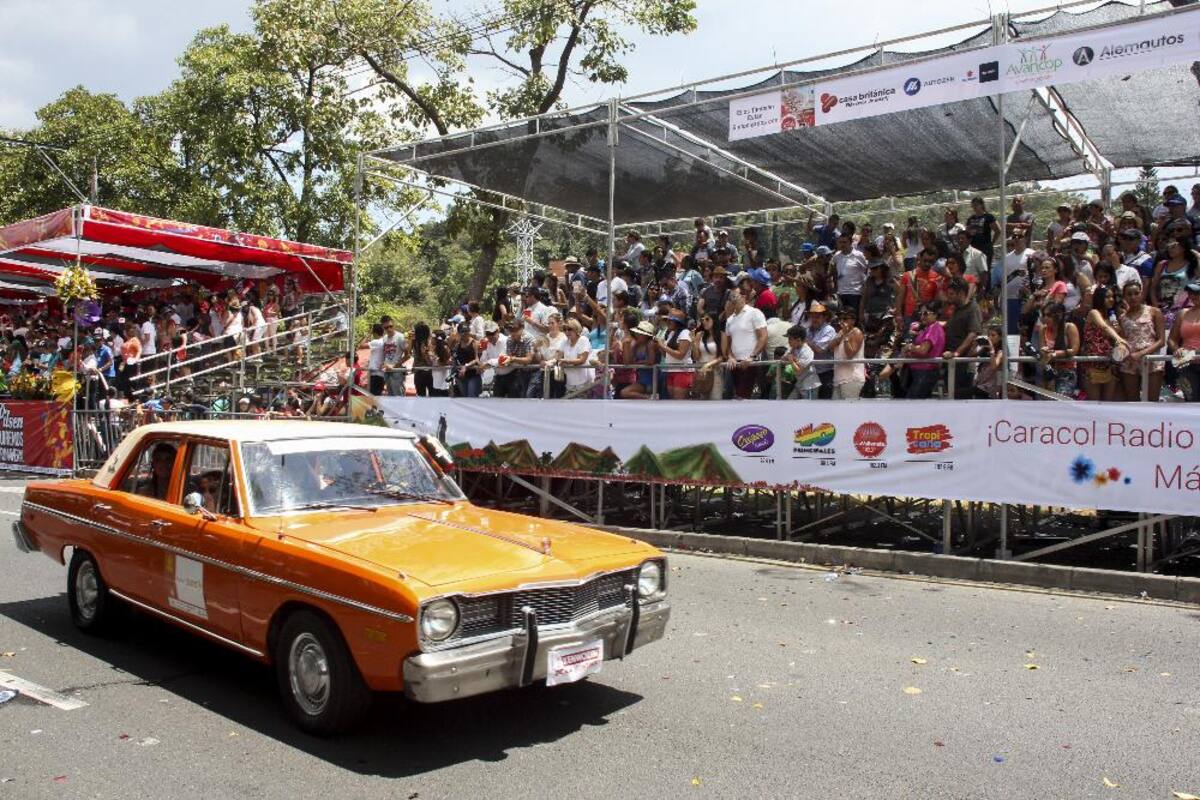 Desfile de autos clásicos y antiguos en la Feria de las Flores