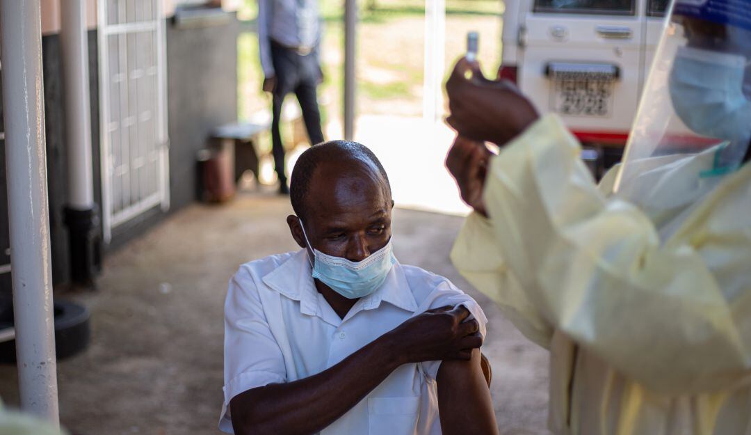 En África, solo cinco países han iniciado las jornadas de vacunación.