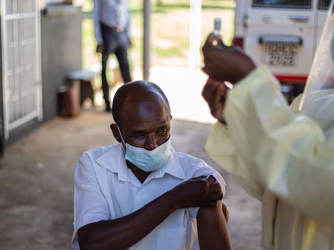 En África, solo cinco países han iniciado las jornadas de vacunación. 
