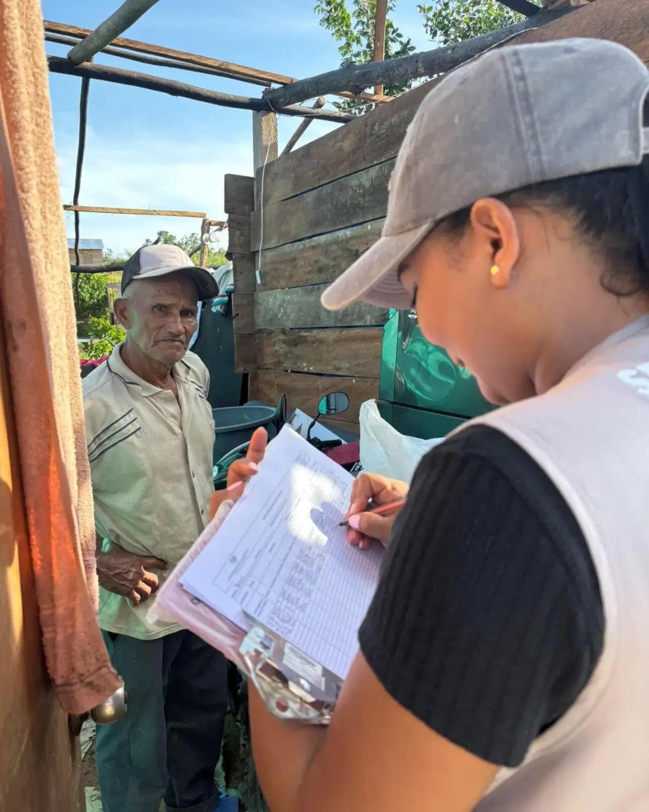 Las autoridades adelantan la actualización del censo de las familias damnificadas por el vendaval en Necoclí. Foto: Cortesía.