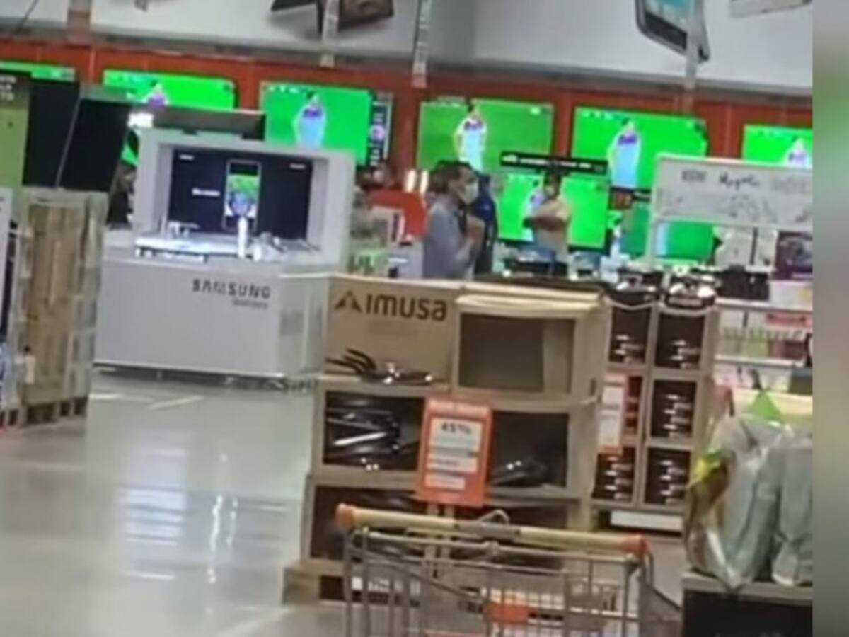 Desarman a hombre que amenazaba con suicidare en un almacén en Barranquilla