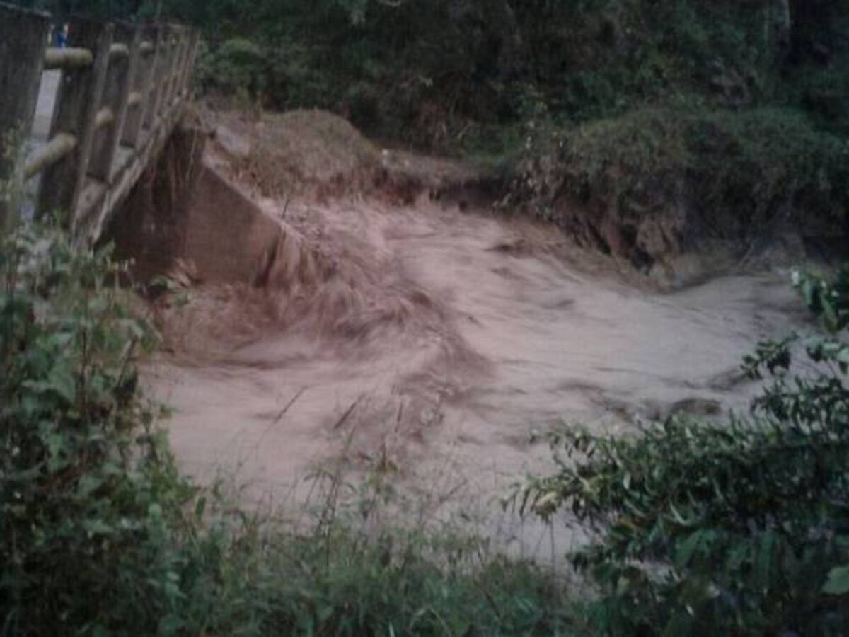 Impresionante derrumbe por lluvia en Popayán - Cauca