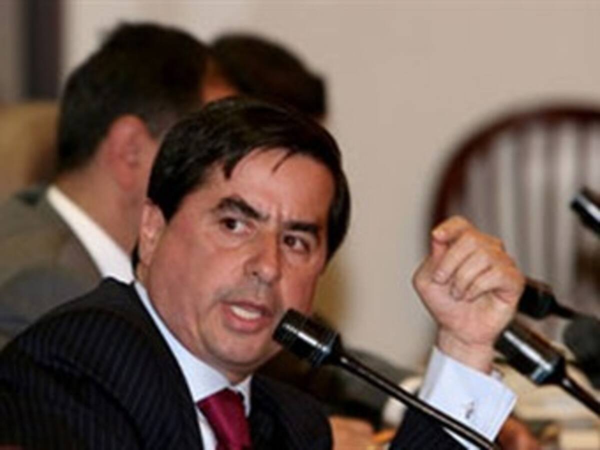 Presidente del Congreso pide cambiar modelo de negociación en La Habana